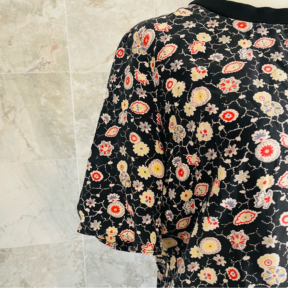 Elizabeth and James Black Floral Silk Short Sleeve Tee - Picture 4 of 7